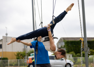 Prática de circo como atividade física em São Paulo com aéreos circenses, acrobacias e exercícios de força e flexibilidade no Brooklin.